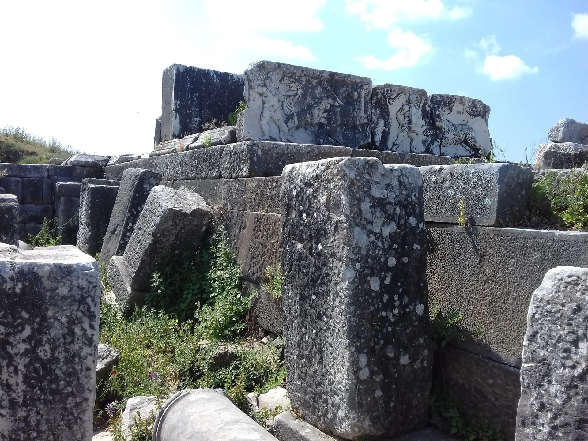 A stone wall with many large blocks of granite.